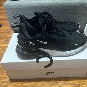 Black & White Nike 270